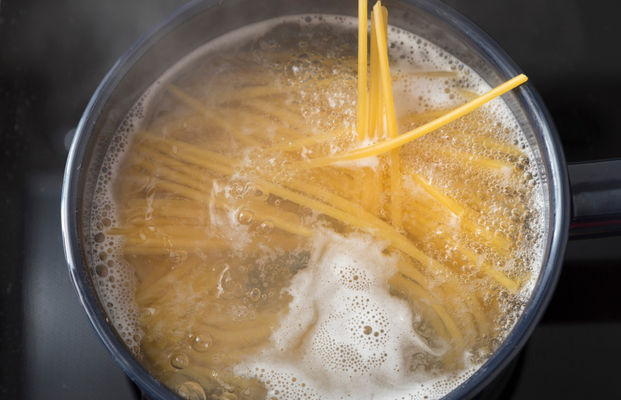 Boiling spaghetti